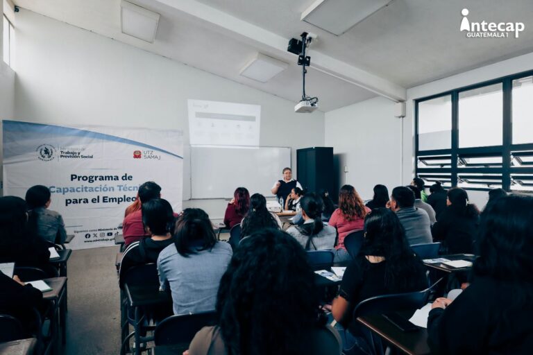 Mintrab realiza charlas informativas para becas de estudio