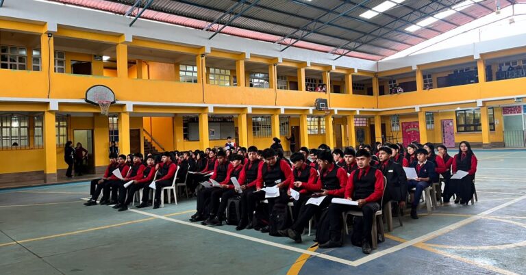 95 jóvenes graduandos reciben orientación laboral