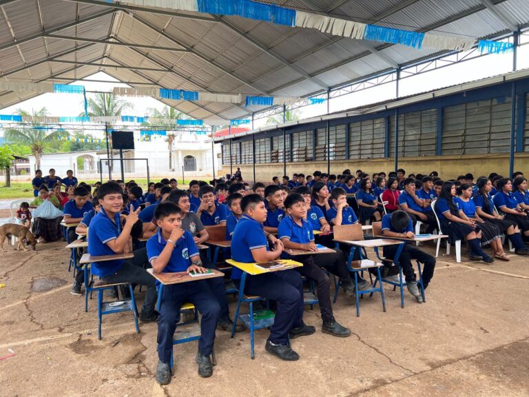 Mintrab brinda orientación laboral a 100 jóvenes