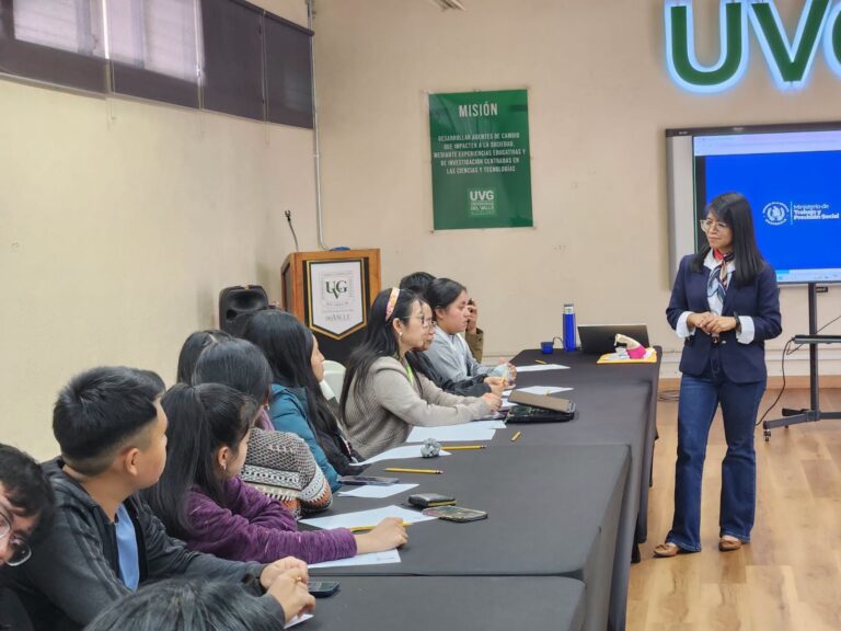 Estudiantes universitarios de Sololá reciben orientación laboral