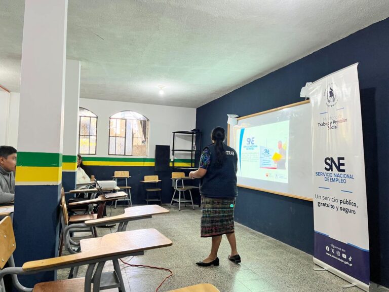 Se brinda orientación laboral a jóvenes graduandos de Chimaltenango