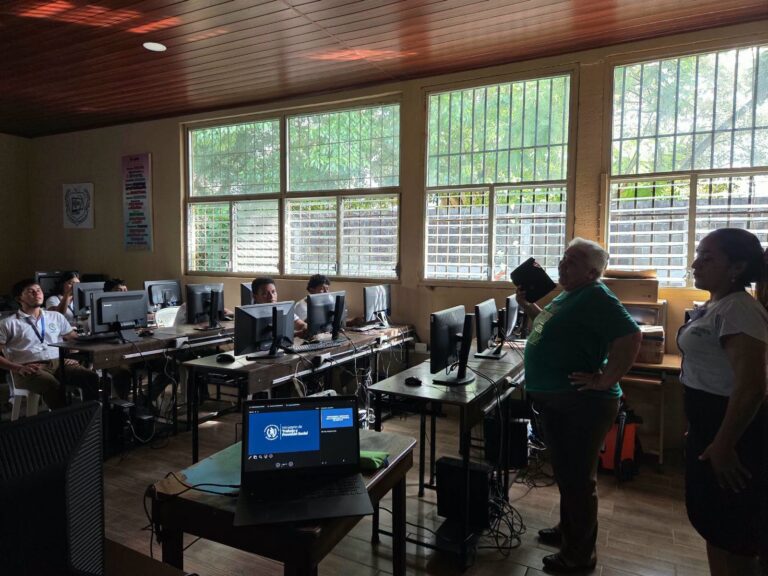 Se brinda orientación laboral a jóvenes recién graduados de Petén