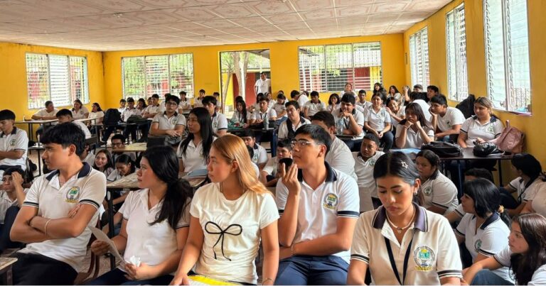 102 jóvenes graduandos reciben orientación laboral en Zacapa
